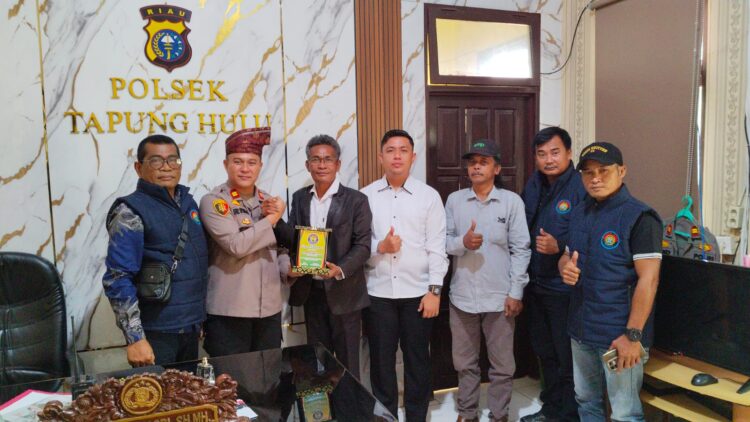 Dobrak Sekat Kaku Aparat dan Jurnalis, Pers Keadilan Tapung Hulu Ganjar Iptu Riko Rizki Penghargaan Langka