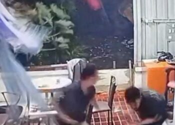 Angin Puting Beliung Terjang Jati Asih, Aktivitas Warga Sempat Kacau, Sejumlah Bangunan Terdampak