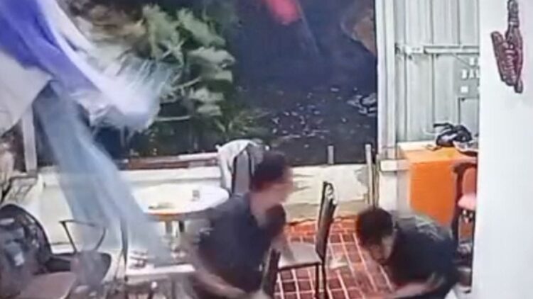 Angin Puting Beliung Terjang Jati Asih, Aktivitas Warga Sempat Kacau, Sejumlah Bangunan Terdampak