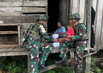 Anjangsana Ke Rumah Warga Satgas Yonif 521/DY di Kampung Benawa