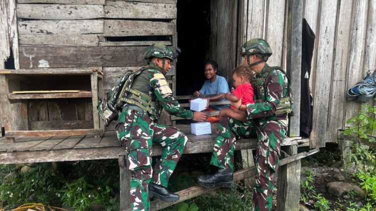 Anjangsana Ke Rumah Warga Satgas Yonif 521/DY di Kampung Benawa