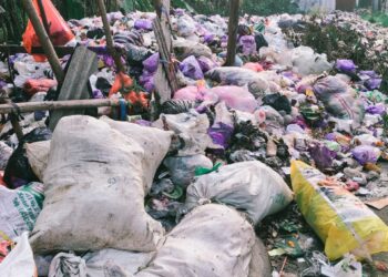 Sampah Menggunung di Pinggir Sungai Comal, Warga Kandang Protes