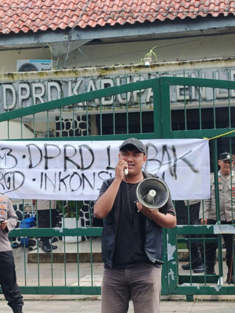 ALIANSI MAHASISWA DAN MASYARAKAT MENGGUGAT MENGASKAN KINERJA DPRD LEBAK YANG MASIH INKONSISTEN DALAM PENGAWASAN