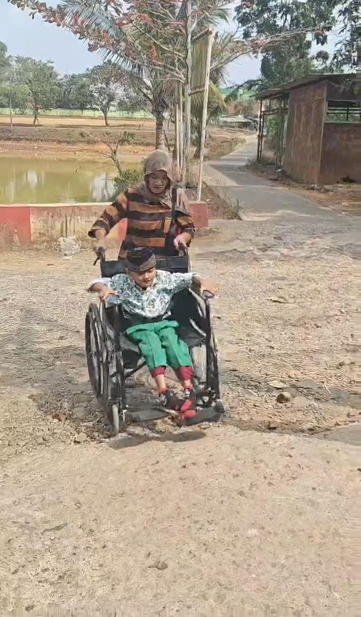 Miriis..Erfan Murid Disabilitas Menempuh Pendidikan Di jalan Rusak, Berharap Kepada Pemerintah