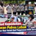 Wujud Kepedulian, Polwan Polres Lebak Bagikan Nasi Kotak Usai Pengamanan Sholat Jum’at