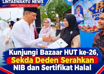 Kunjungi Bazaar HUT ke-26, Sekda Deden Serahkan NIB dan Sertifikat Halal